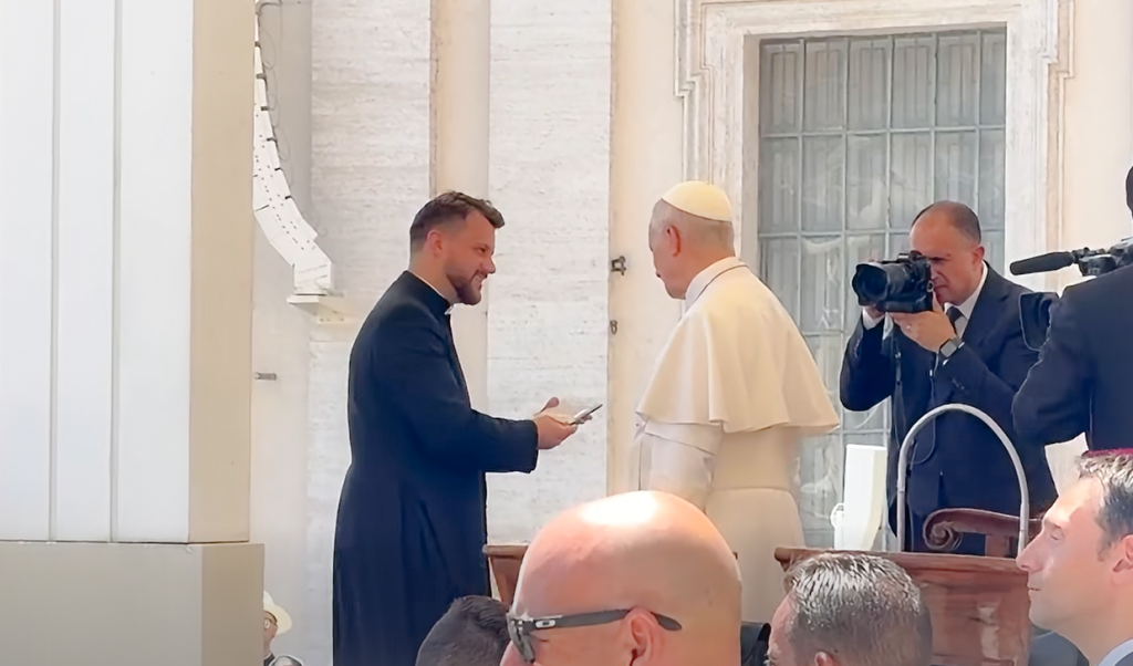 Kurpie w Watykanie! Papież Leon XIV dostał wyjątkowe prezenty... z Myszyńca! [WIDEO]