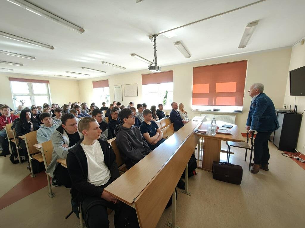 Prokurator odwiedza szkoły w regionie. Uczniowie z Kadzidła i Baranowa już po pierwszych spotkaniach [ZDJĘCIA]