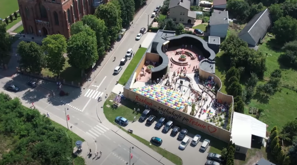 Morska bryza pod Ostrołęką? Kultowe miejsce wznawia działalność po przymusowej przerwie! [WIDEO]