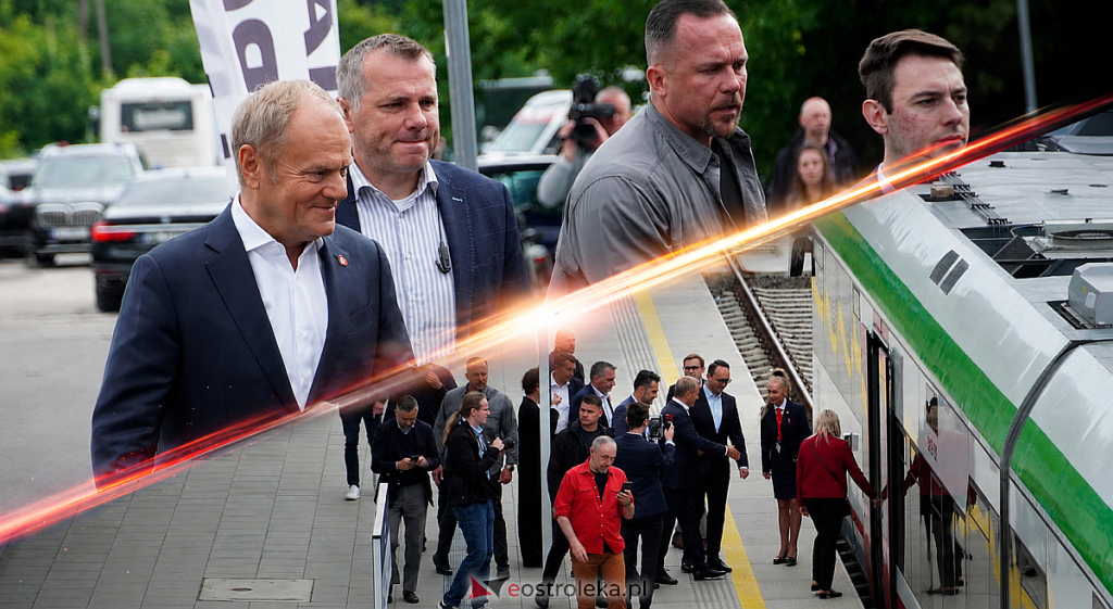 Donald Tusk w Ostrołęce! Inauguracyjny pociąg do Łomży wywołał ogromne emocje [WIDEO, ZDJĘCIA]