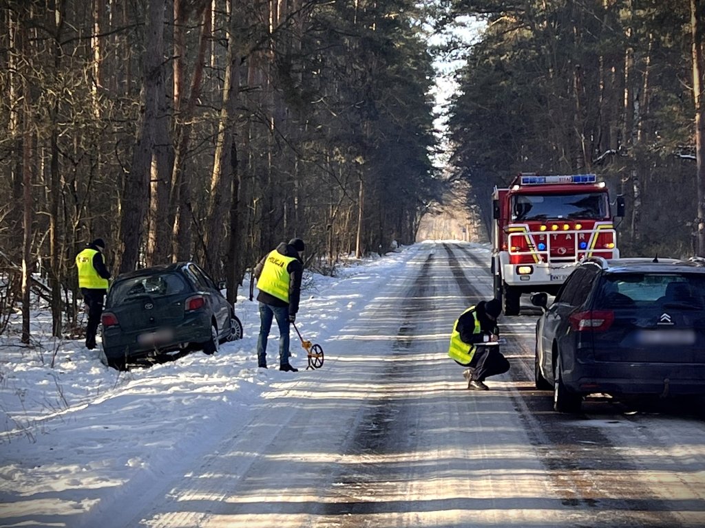 Niebezpieczny manewr. Piesza ciężko ranna w wypadku na śliskiej drodze