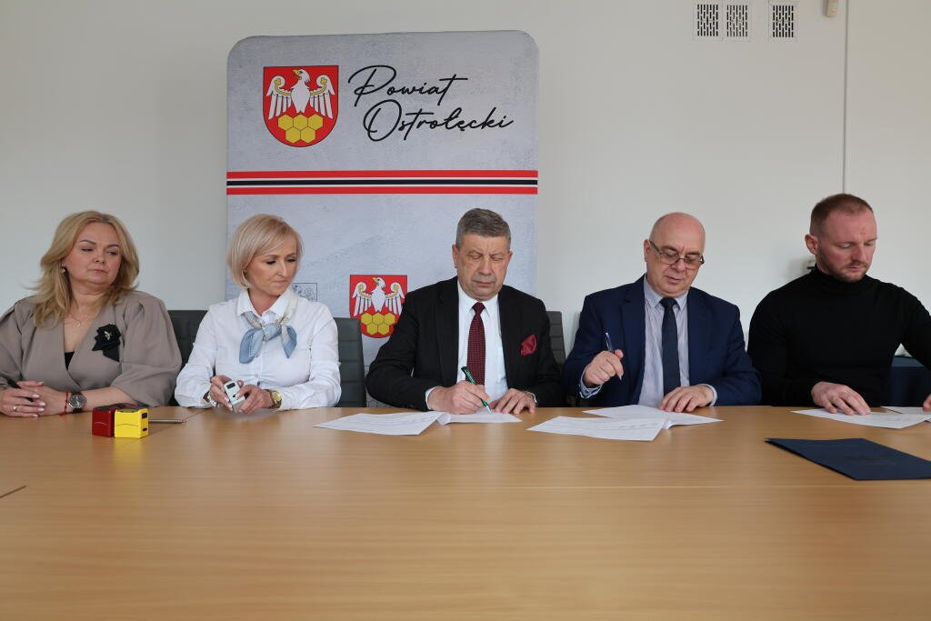 Autobusy między Ostrołęką a Makowem zabezpieczone. Powiaty podpisały umowę [ZDJĘCIA]