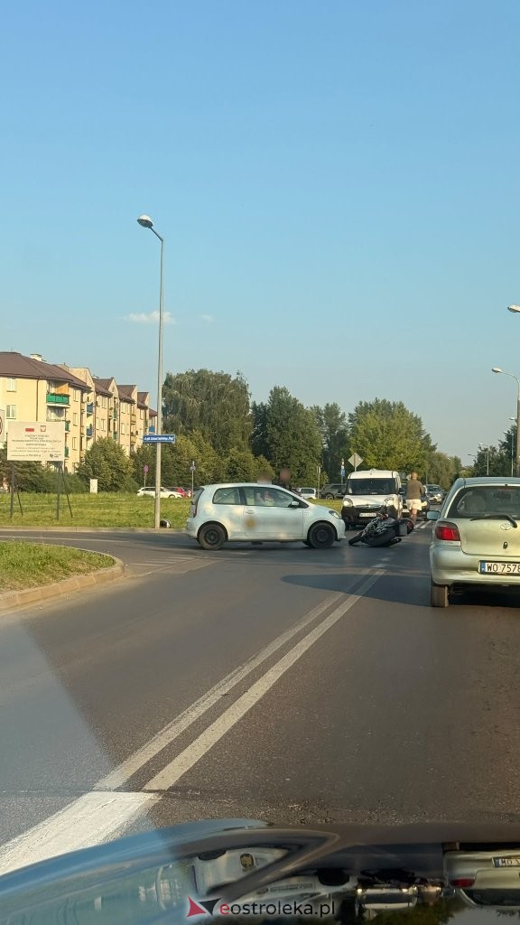 Kolizja motocykla z autem dostawcy fast foodów na al. Jana Pawła II w Ostrołęce [ZDJĘCIA]