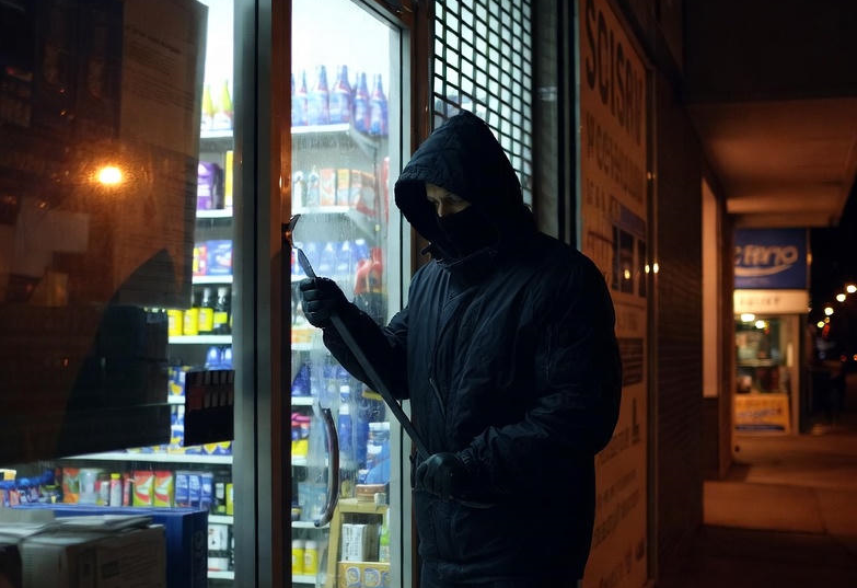 Włamanie i kradzież... alkoholu! Zatrzymany 19-latek przyznał się do winy