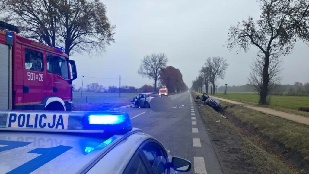 Miejsce zderzenia dw&oacute;ch samochod&oacute;w na DK61 w Sieluniu
