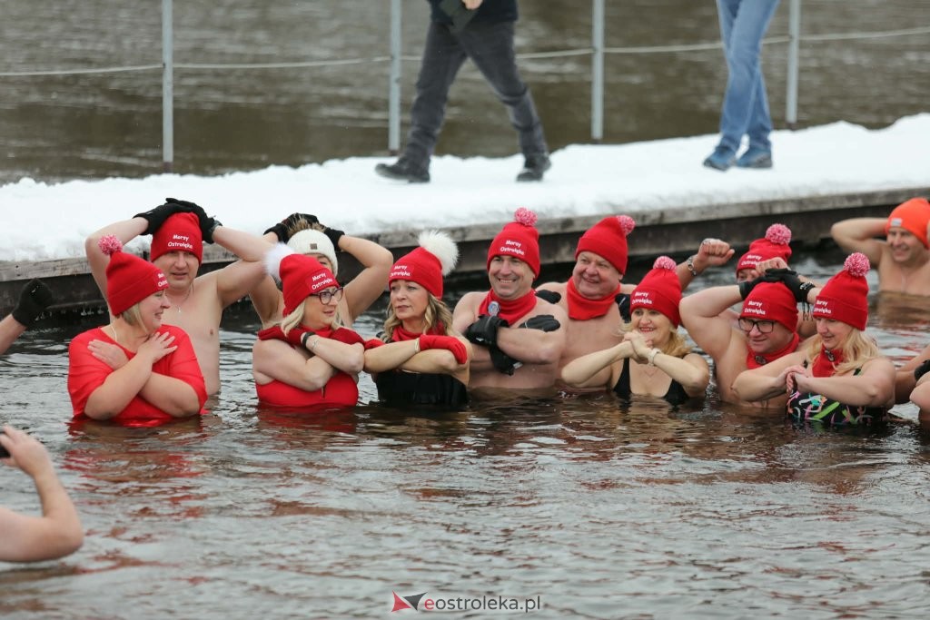 Gorące serca w lodowatej Narwi. Ostrołęckie Morsy widowiskowo wsparły 34. Finał WOŚP [WIDEO, ZDJĘCIA]