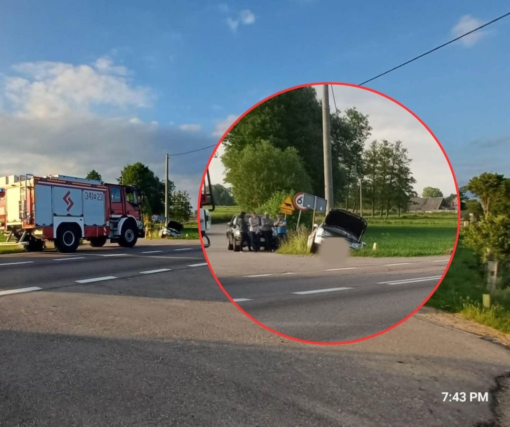 Rozpędzony kolos uderzył w osobówkę. Błąd kierowcy ciężarówki mógł skończyć się tragedią [ZDJĘCIA]