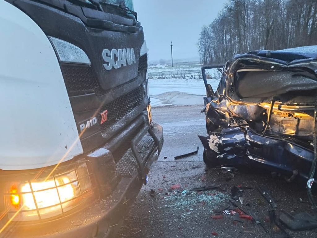 Zderzenie osobówki z ciężarówką. Zawiniła prędkość i trudne warunki na drodze [ZDJĘCIA]