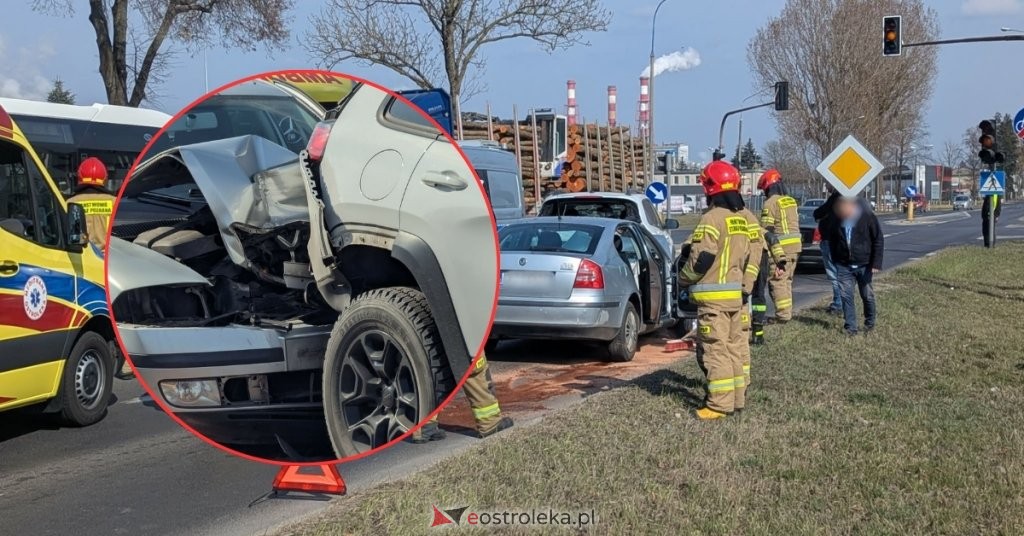 Akcja służb w Ostrołęce. Droga zablokowana po zderzeniu dwóch samochodów [WIDEO, ZDJĘCIA]