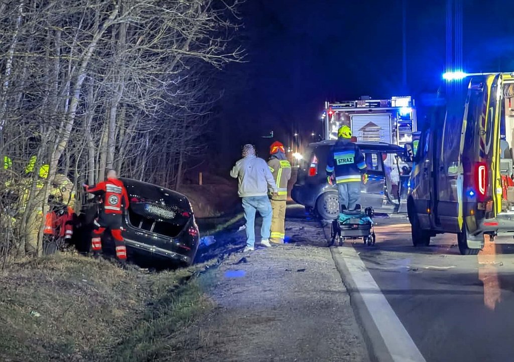 Wypadek w Zamościu: 18-latek w Mercedesie doprowadził do czołówki [WIDEO, ZDJĘCIA]