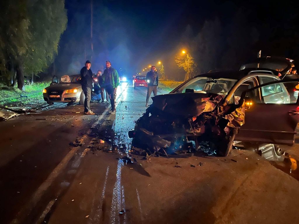 Groźny wypadek na DK53 w Kadzidle. Zderzenie przy stacji paliw
