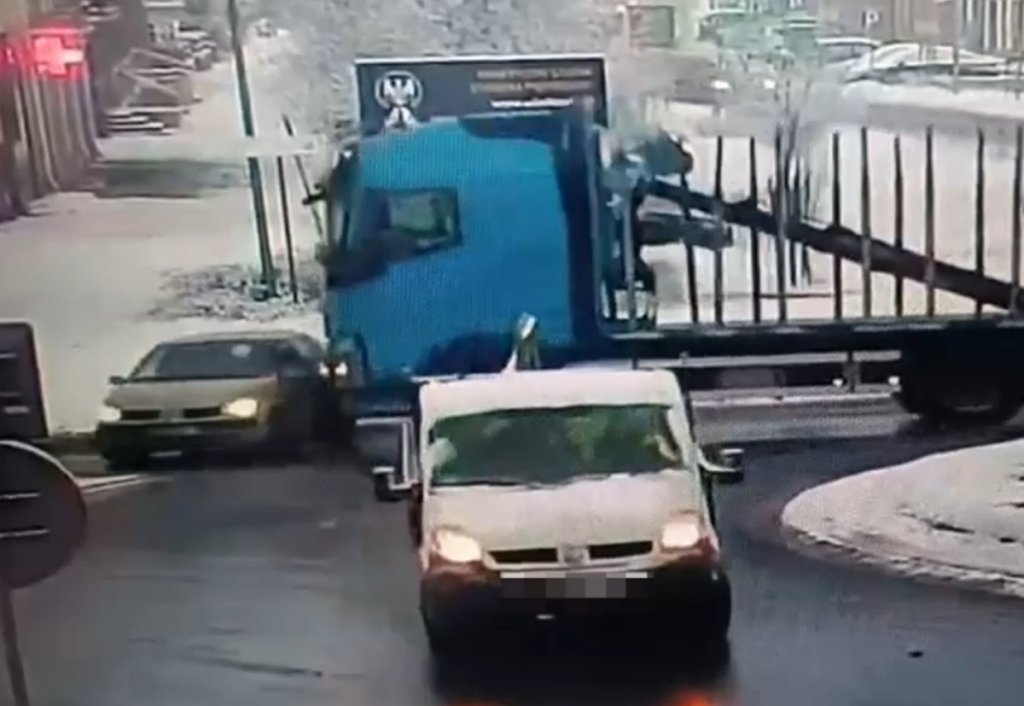 Chwile grozy na drodze. Ciężarówka pchała osobówkę przez rondo! [WIDEO]