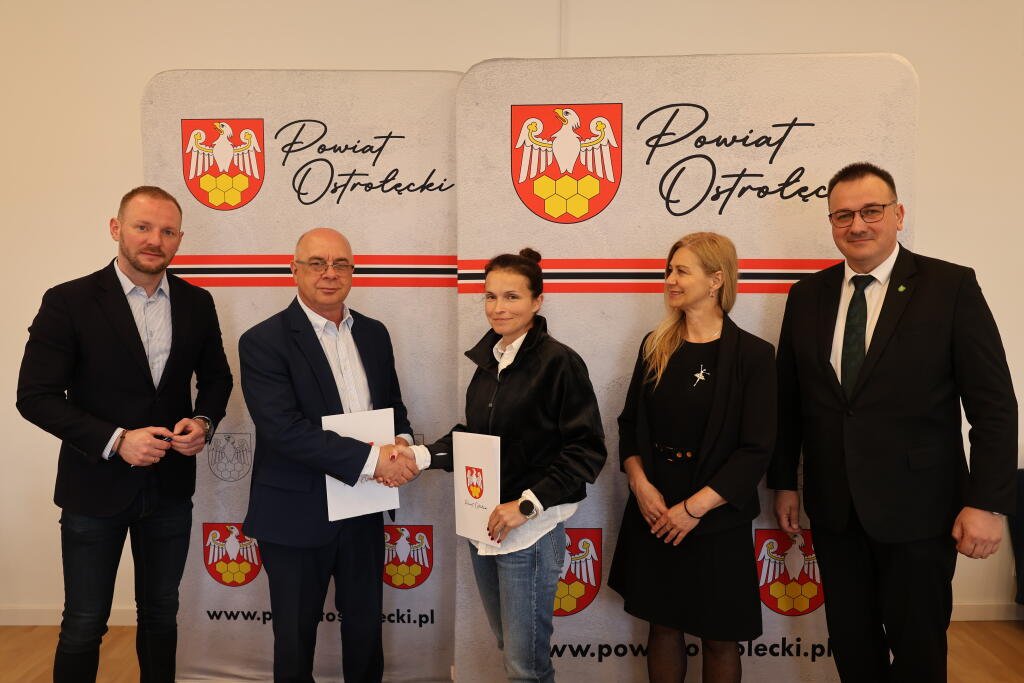 Prawie milion złotych na drogę w Ziomku. Umowa z wykonawcą już podpisana [ZDJĘCIA]