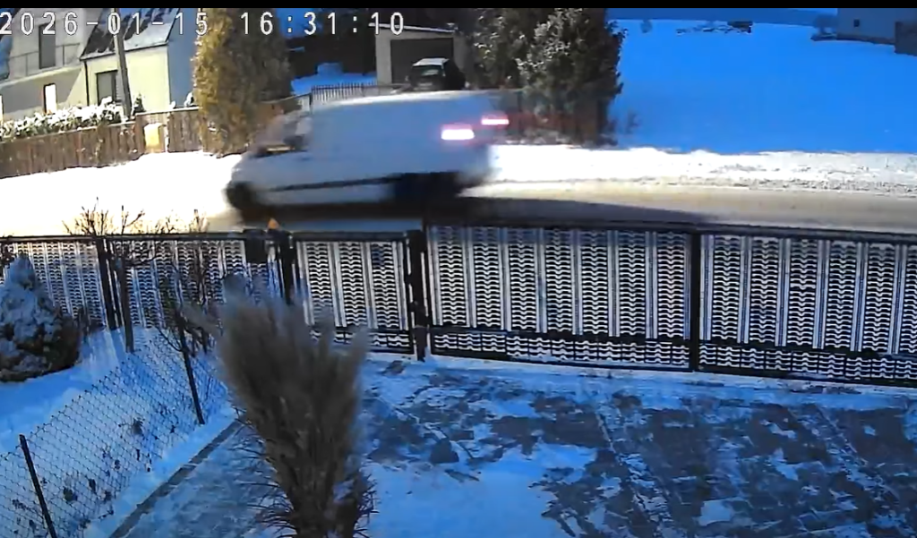 Alarm w Czerwinie! Biały bus i próba porwania dziewczynki. Mieszkańcy ostrzegają [WIDEO]