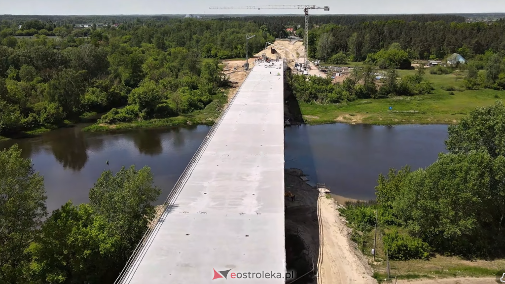 Historyczny moment dla Ostrołęki. Most przez Narew połączył już oba brzegi! [WIDEO]