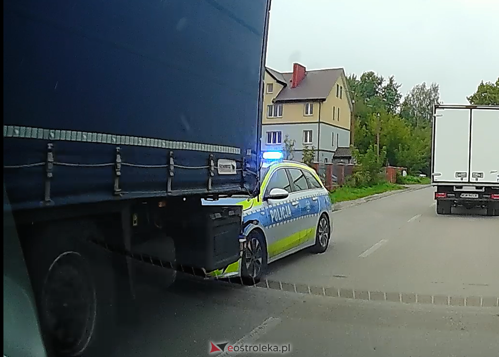 Kolizja z policją na Ławskiej. Mercedes uderzył w oznakowany radiowóz [WIDEO, ZDJĘCIA]