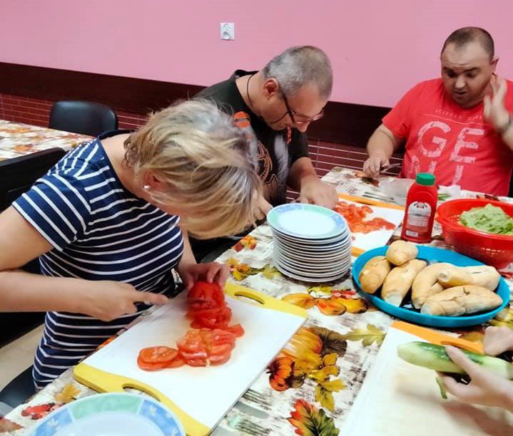 Trening kulinarny w ŚDS w Czarnowie, fot. Środowiskowy Dom Samopomocy w Czarnowie