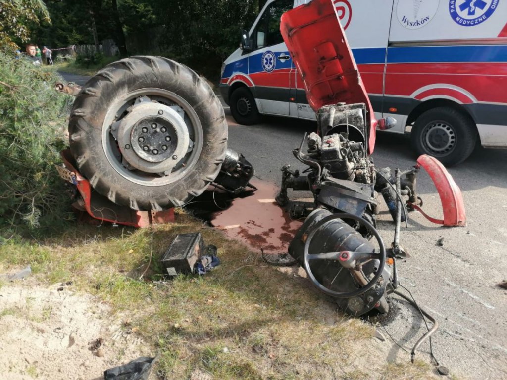 Traktor zniszczony w wyniku wypadku, fot. KPP w Wyszkowie