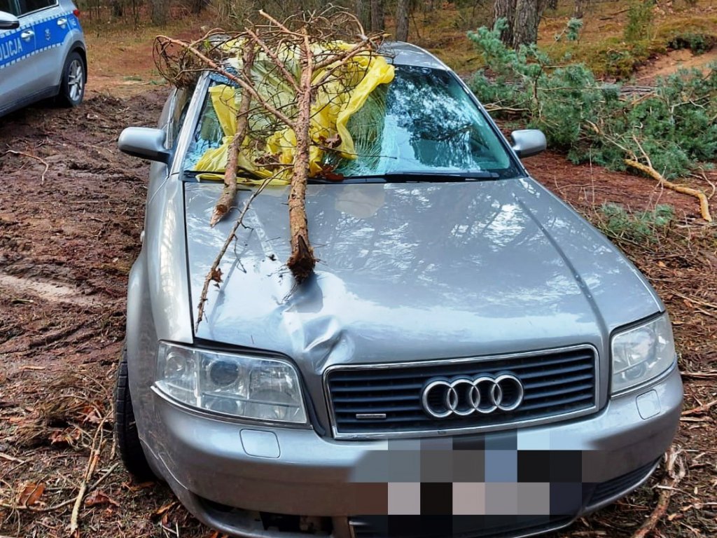 Sprawca wypadku odjechał z miejsca zdarzenia a samochód ukrył w lesie