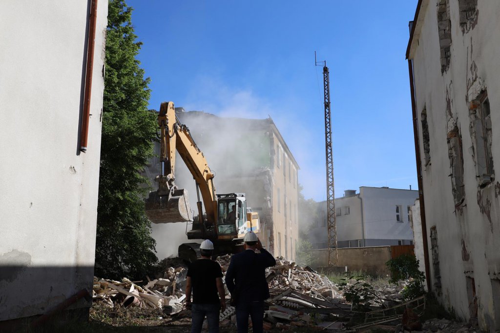 Wyburzanie budynków po starej komendzie policji przy ulicy Kościuszki, fot. UM Ostrołęki