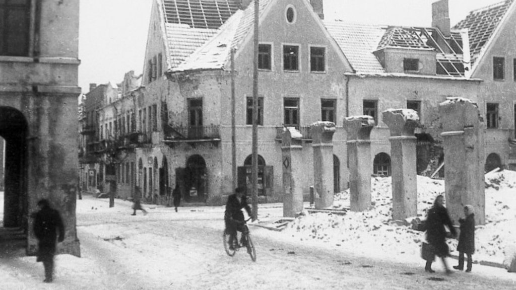 Ostrołęka, ul. Głowackiego przy zbiegu z placem Bema i ul. Kościuszki, 1945 (Fundacja Splot Pamięci)