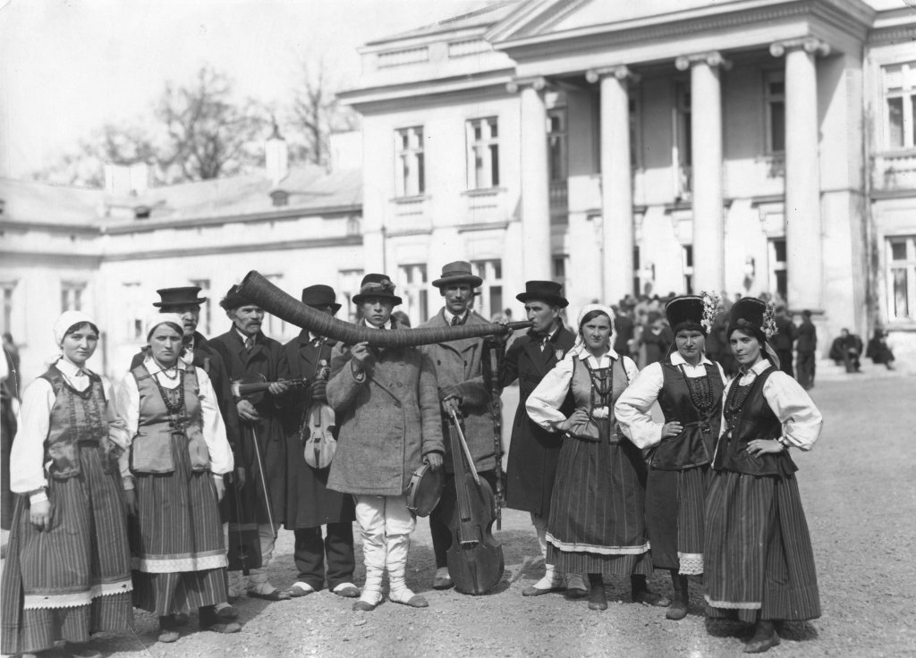 Kurpie przed Belwederem w 1932 r., fot. Narodowe Archiwum Cyfrowe
