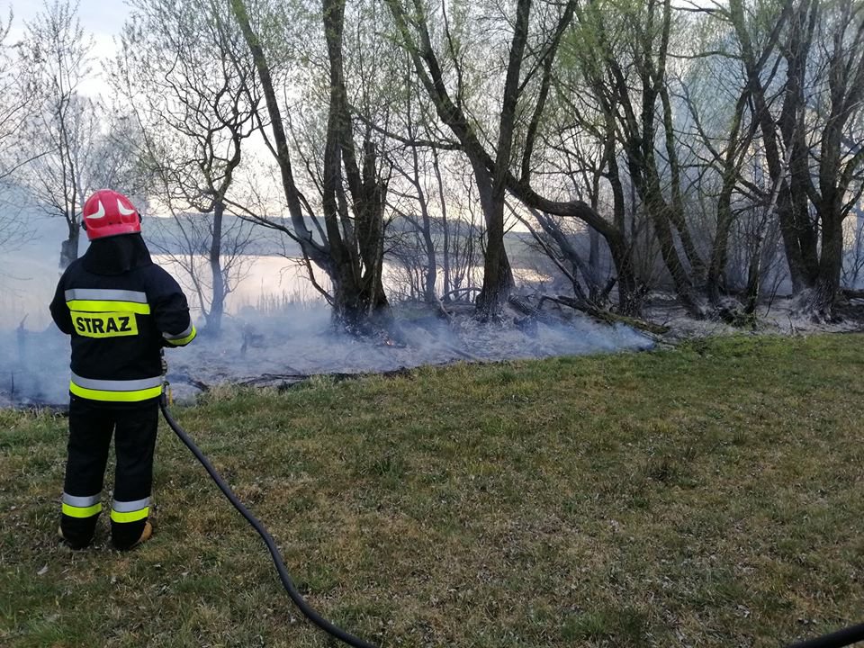 Pożar traw w miejscowości Czernie (fot. OSP Kunin)