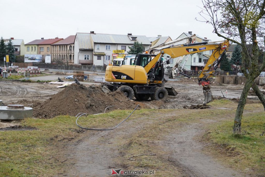 Budowa ronda na skrzyżowaniu ulicy Goworowskiej z Brata Żebrowskiego i Pomianemfot. eOstroleka.pl