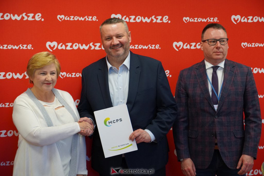 członek zarządu województwa Elżbieta Lanc, prezydent Ostrołęki Łukasz Kulik, dyrektor ostrołęckiej delegatury Urzędu Marszałkowskiego Województwa Mazowieckiego Mariusz Popielarz, fot. eOstroleka.pl