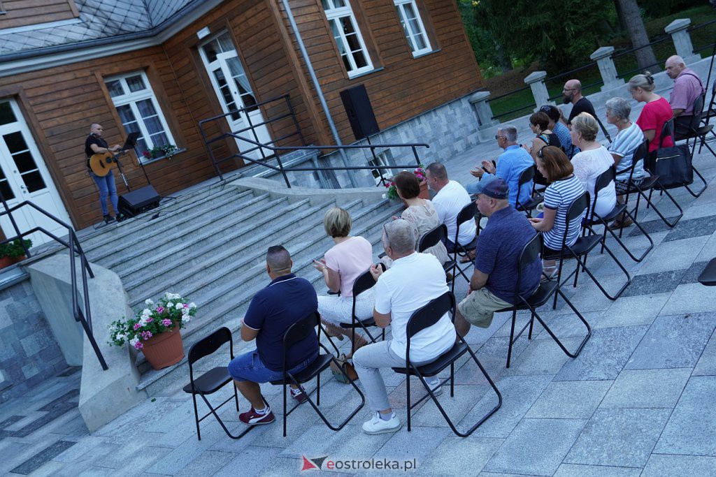 Koncert Przemysława Kamińskiego przed Dworkiem w Przystani, fot. eOstroleka.pl