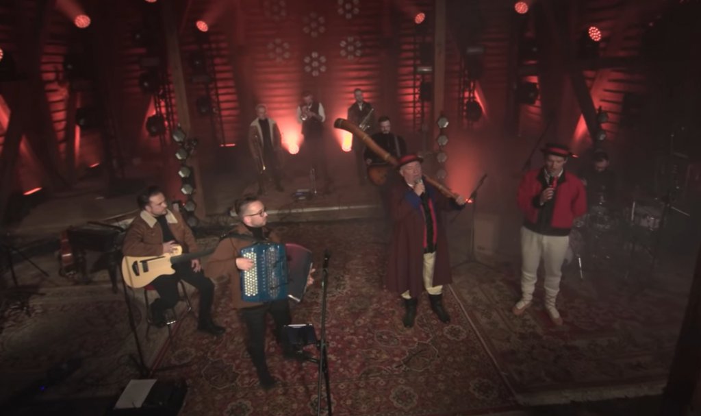 Enej i Kurpie / screen z nagrania koncertu