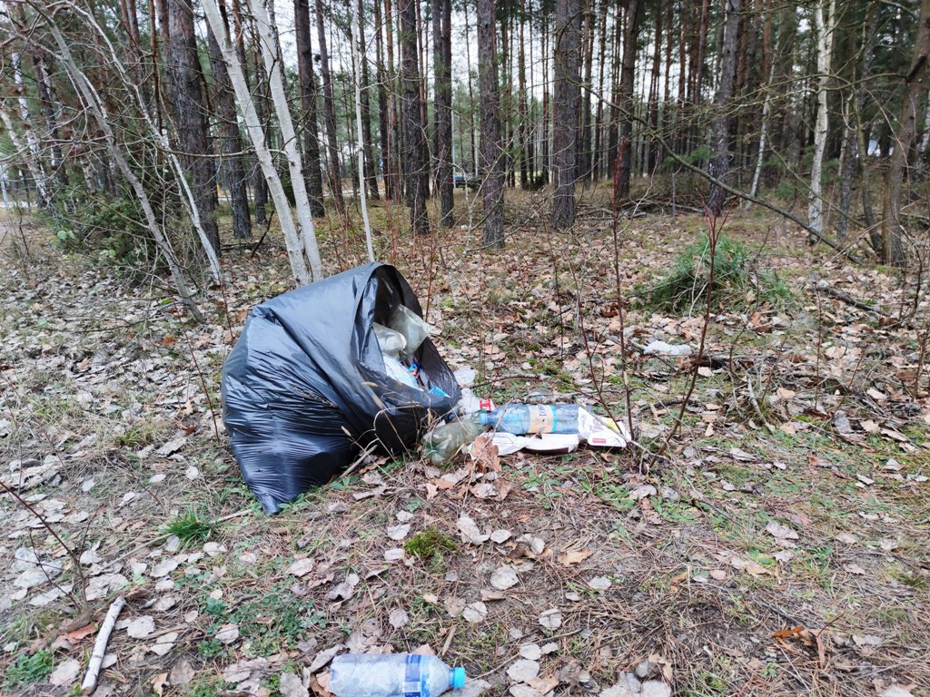 Worek pełen śmieci zostawiony w lesie w gm. Olszewo-Borki