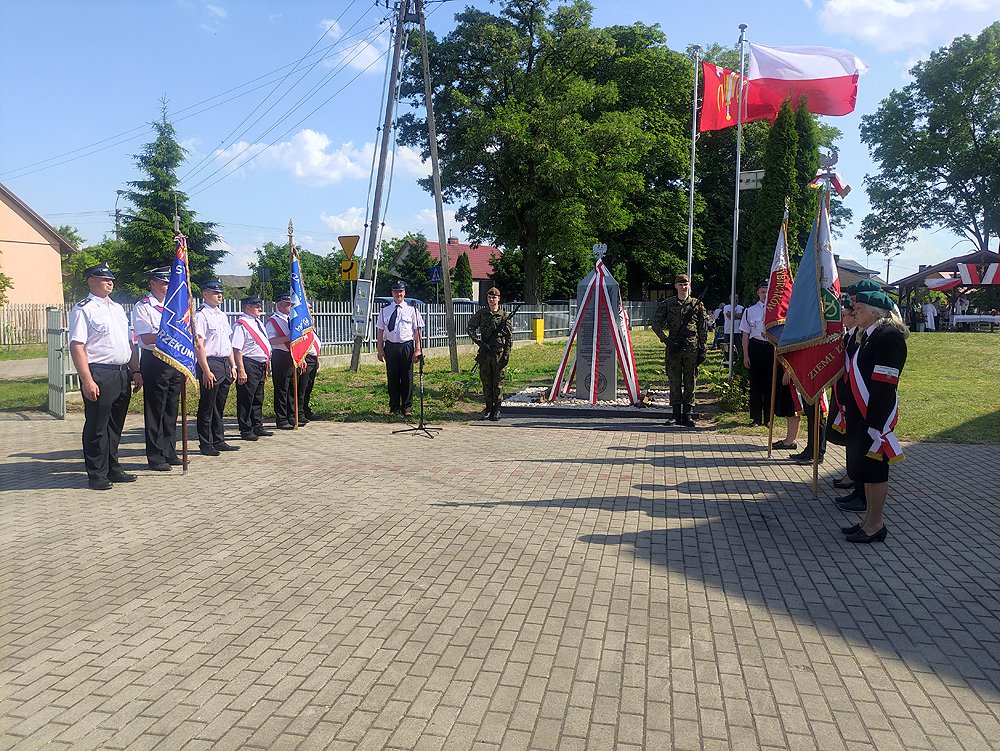 Oficjalne odsłonięcie obelisku poświęconego deportowanym przez NKWD w 1941 roku Mieszkańcom wsi Rozwory, fot. eOstroleka.pl