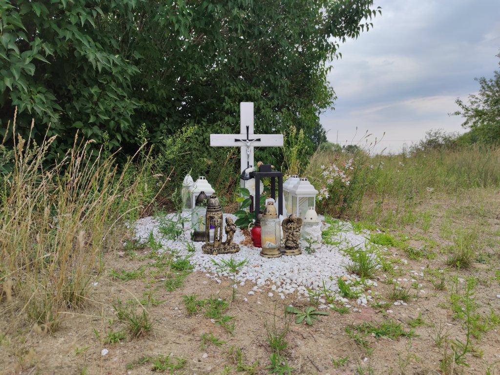 Biały krzyż i znicze w miejscu, gdzie zginął 17-letni Karol