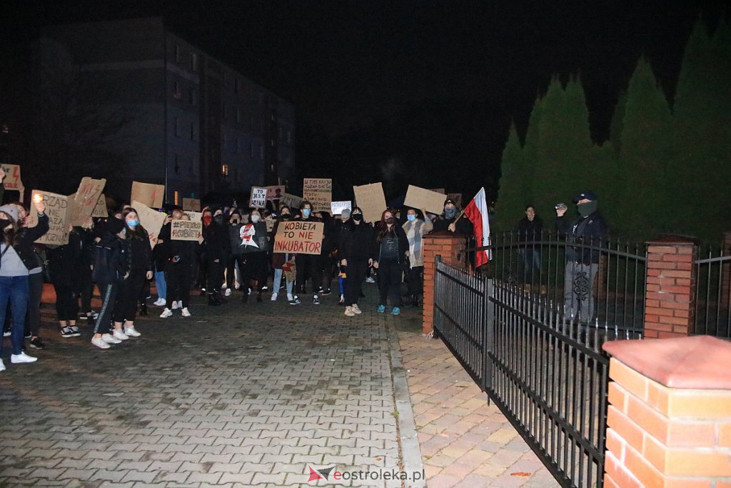 Demonstranci przed domem A. Czartoryskiego, fot. eOstroleka.pl