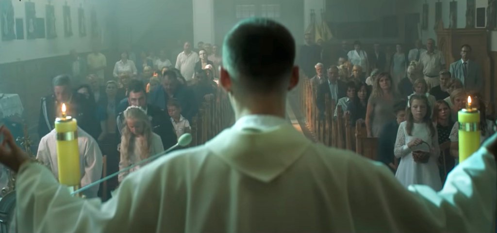 Kadr z oficjalnego zwiastunu filmu "Boże Ciało"