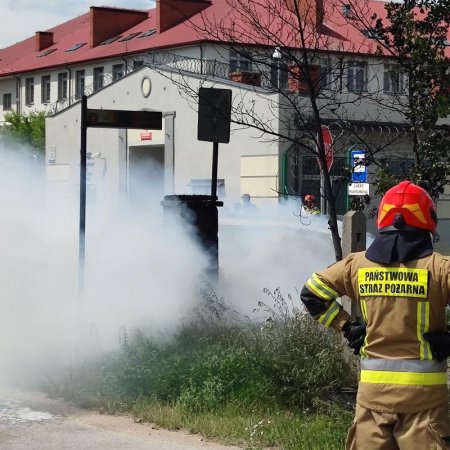 Pożar auta przy Zakładzie Karnym. Funkcjonariusze pomogli poszkodowanym