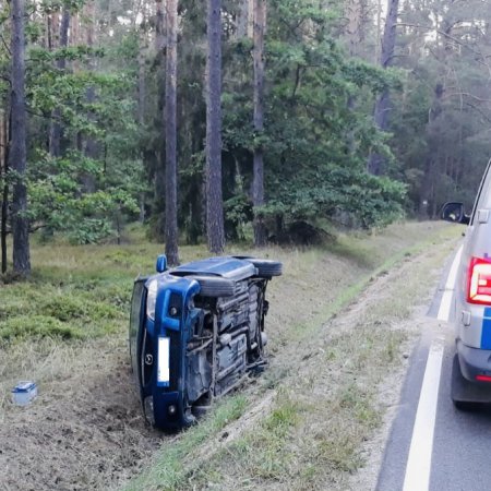 Ostrołęczanka wjechała mazdą do rowu. Policja o przyczynie: "Nieprawidłowe hamowanie" [ZDJĘCIA]