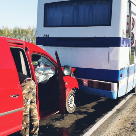 Kolizja na DK-53. Nie wyhamował przed autobusem