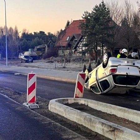 Dachowanie osobówki na DK-53 między Myszyńcem a Rozogami [FOTO]