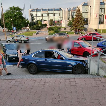 Kolizja w centrum Ostrołęki. Uszkodzone trzy auta, sprawcą młody kierowca [ZDJĘCIA]