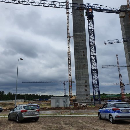 Policja o akcji Greenpeace w Ostrołęce: „Czekamy na zespół antykonfliktowy” [ZDJĘCIA, WIDEO]