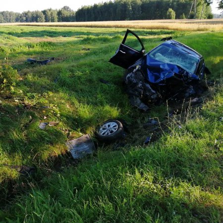 Wypadek na DK-61. Kierowca ciężko ranny