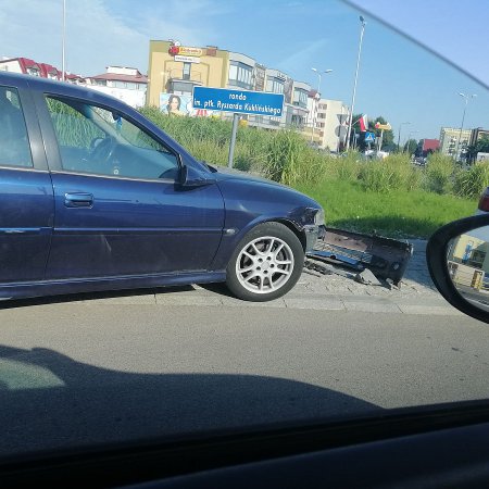 Kolizja na&#8230; bezkolizyjnym rondzie [ZDJĘCIA]