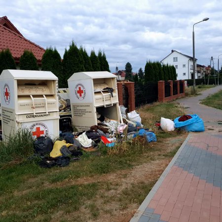 Radna o "kwietnych śmietnikach" na osiedlu Stacja. Kto odpowiada za ten bałagan?