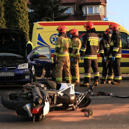 Poważny wypadek na 11 Listopada. Ciężko ranny motocyklista trafił do szpitala [ZDJĘCIA]