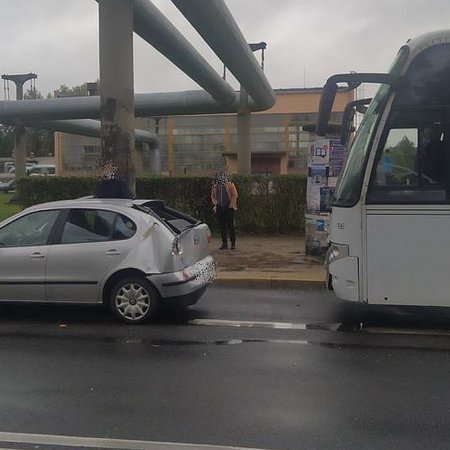 Kraksa z udziałem autobusu na Alei Wojska Polskiego [ZDJĘCIA]