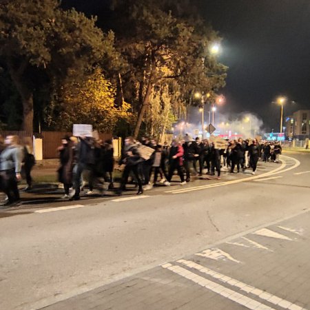 Kolejny protest kobiet w Ostrołęce. Blokada ronda i wizyta pod biurem PiS [WIDEO, ZDJĘCIA]