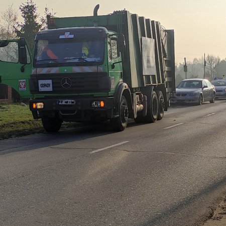 Kraksa z udziałem śmieciarki i osobowego bmw. Jedna osoba trafiła do szpitala [ZDJĘCIA]