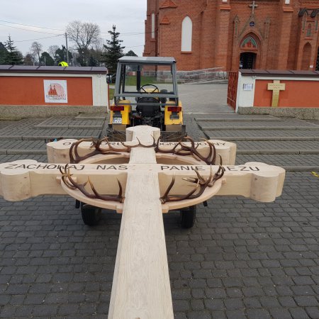 Wielki krzyż pandemiczny stanął przy bazylice w Myszyńcu